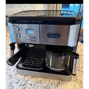 Delonghi Coffee/ Espresso Machine - Adjustable FrotherBCO432 - Lightly Used